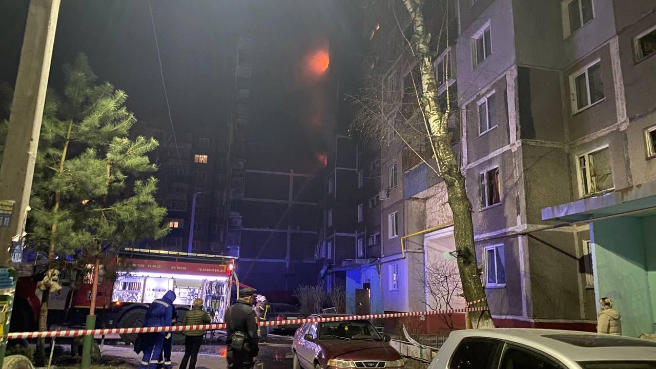 В Курске после массированной атаки БПЛА загорелось несколько домов В Курске после массированной атаки БПЛА загорелось несколько домов - РИА Новости, 1920, 15.04.2025
