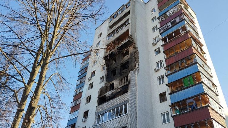Последствия атаки дрона на жилой дом в Курске