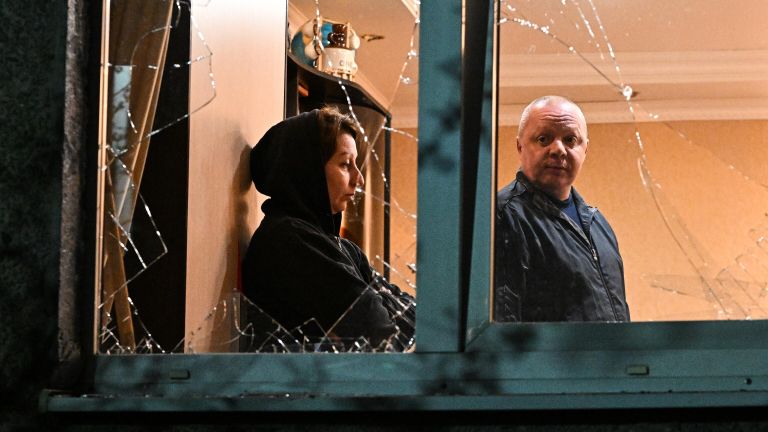 Жители квартиры, поврежденной в результате обстрела Курска беспилотниками ВСУск 
