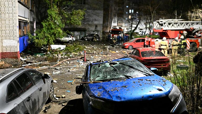 Автомобили, поврежденные в результате обстрела Курска беспилотниками ВСУ