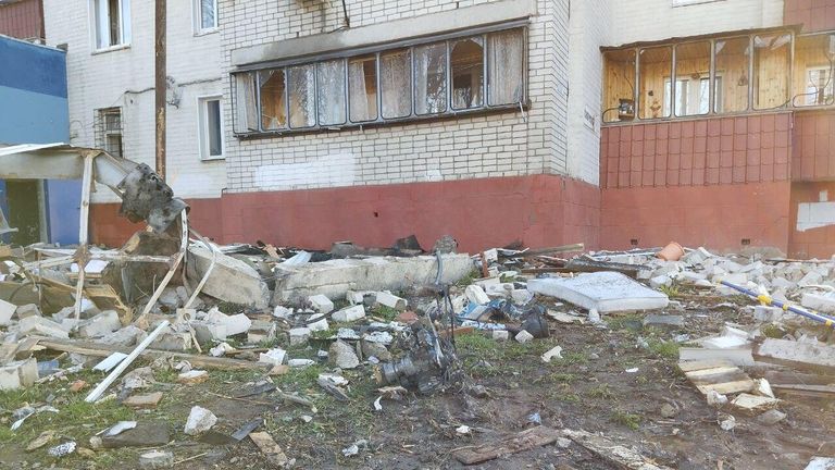Последствия атаки украинских БПЛА на улице Веспремской в Курске Последствия атаки украинских БПЛА на улице Веспремской в Курске