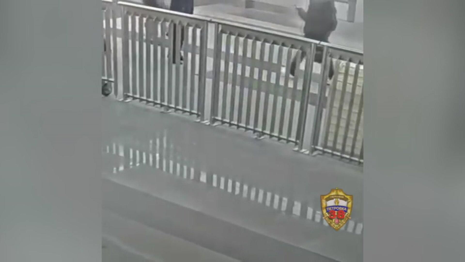 Мужчина внезапно ударил сотрудницу метро Москвы Мужчина внезапно ударил сотрудницу метро Москвы - РИА Новости, 1920, 15.04.2025