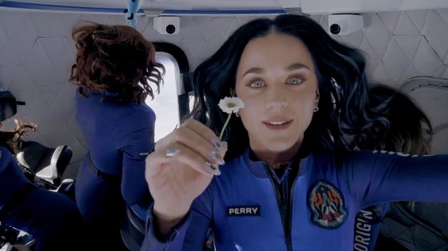 Американская певица Кэти Перри на борту суборбитального корабля New Shepard Американская певица Кэти Перри на борту суборбитального корабля New Shepard