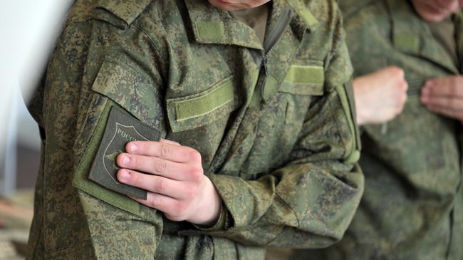Призывники во время получения вещевого довольствия перед отправкой в части Вооруженных сил России