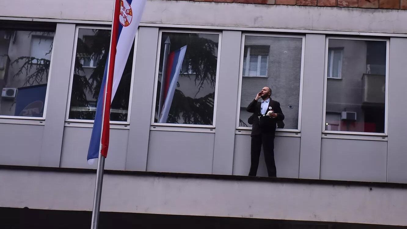 Участник протеста у здания Радио и телевидения Сербии в Белграде Участник протеста у здания Радио и телевидения Сербии в Белграде - РИА Новости, 1920, 15.04.2025