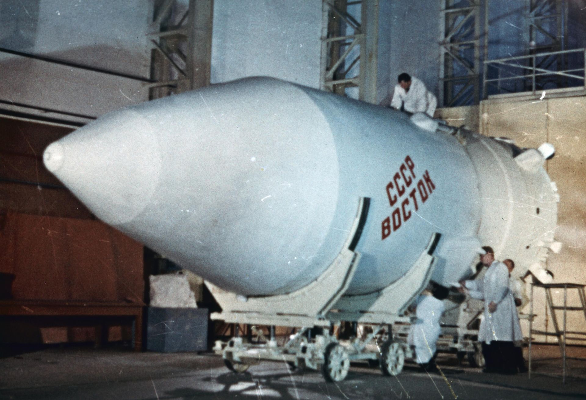 Монтаж советского космического корабля-спутника Восток Монтаж советского космического корабля-спутника Восток - РИА Новости, 1920, 15.04.2025