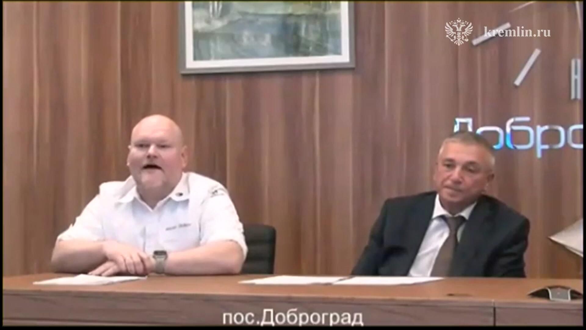 Владимир Путин пообщался на немецком с гражданином Германии, переехавшим во Владимирскую область Владимир Путин пообщался на немецком с гражданином Германии, переехавшим во Владимирскую область - РИА Новости, 1920, 15.04.2025
