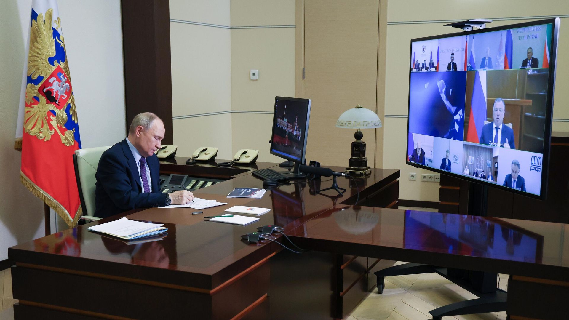 Президент России Владимир Путин проводит заседание президиума Госсовета О развитии инфраструктуры для жизни - РИА Новости, 1920, 15.04.2025