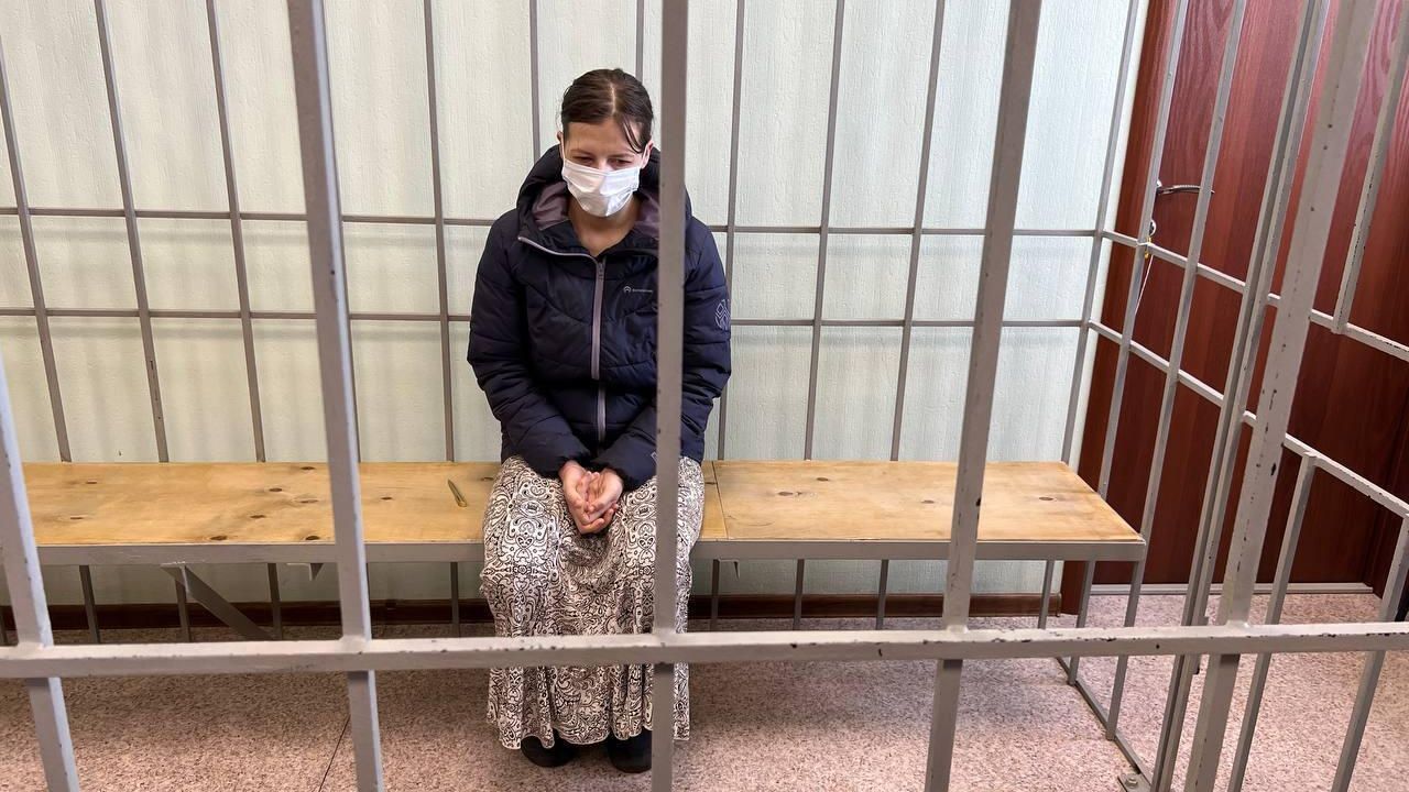 Обвиняемая в убийстве троих детей во время избрания меры пресечения в Центральном районном суде города Красноярска Обвиняемая в убийстве троих детей во время избрания меры пресечения в Центральном районном суде города Красноярска - РИА Новости, 1920, 16.04.2025
