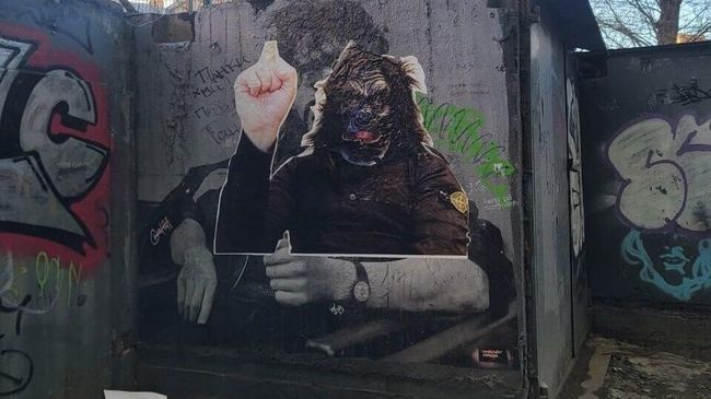 Наклейка с изображением Паши Техника в маске гориллы на мурале с Виктором Цоем в Санкт-Петербурге
