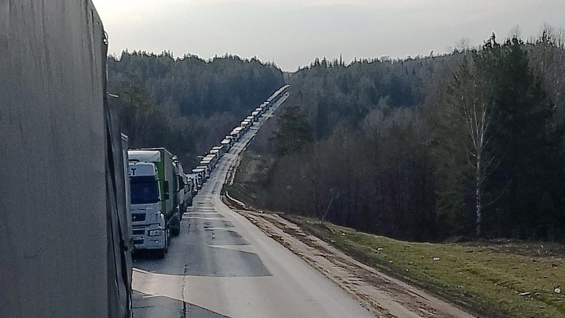 Пробка на трассе М5 Урал - РИА Новости, 1920, 16.04.2025