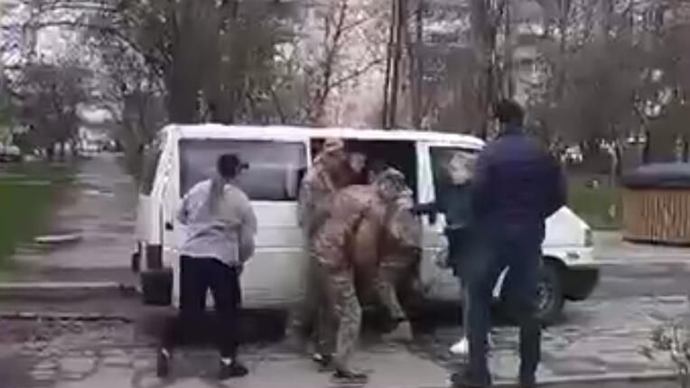 Сотрудники ТЦК в Луцке принудительно мобилизовали мужчину, провожавшего ребенка в школу. Кадр видео Сотрудники ТЦК в Луцке принудительно мобилизовали мужчину, провожавшего ребенка в школу. Кадр видео - РИА Новости, 1920, 23.04.2025