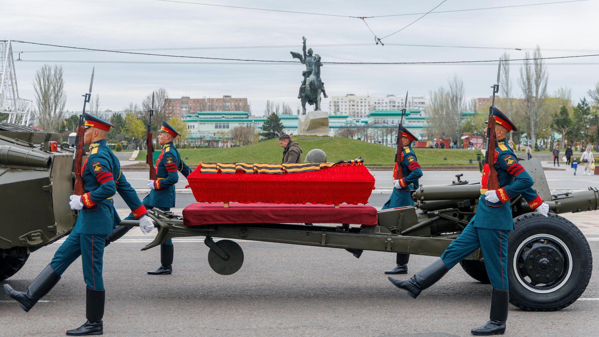 Военнослужащие роты почетного караула на церемонии перезахоронения останков неизвестного солдата в Тирасполе Военнослужащие роты почетного караула на церемонии перезахоронения останков неизвестного солдата в Тирасполе - РИА Новости, 1920, 16.04.2025