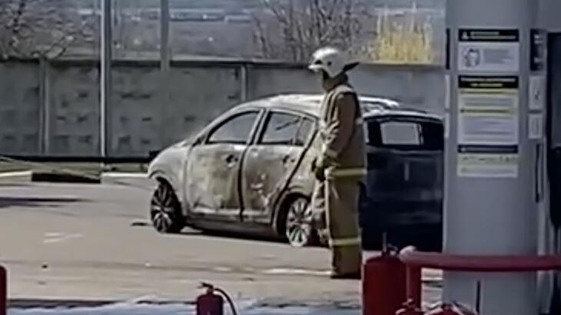 Сгоревший автомобиль после атаки беспилотника ВСУ в городе Рыльске Курской области. 16 апреля 2025 Сгоревший автомобиль после атаки беспилотника ВСУ в городе Рыльске Курской области. 16 апреля 2025 - РИА Новости, 1920, 16.04.2025