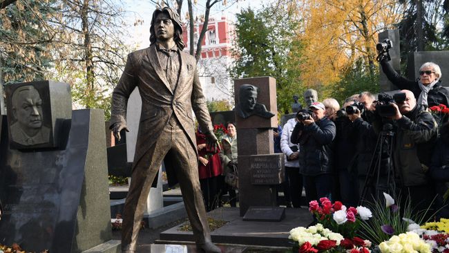 Открытие памятника Д. Хворостовскому на Новодевичьем кладбище Открытие памятника Д. Хворостовскому на Новодевичьем кладбище