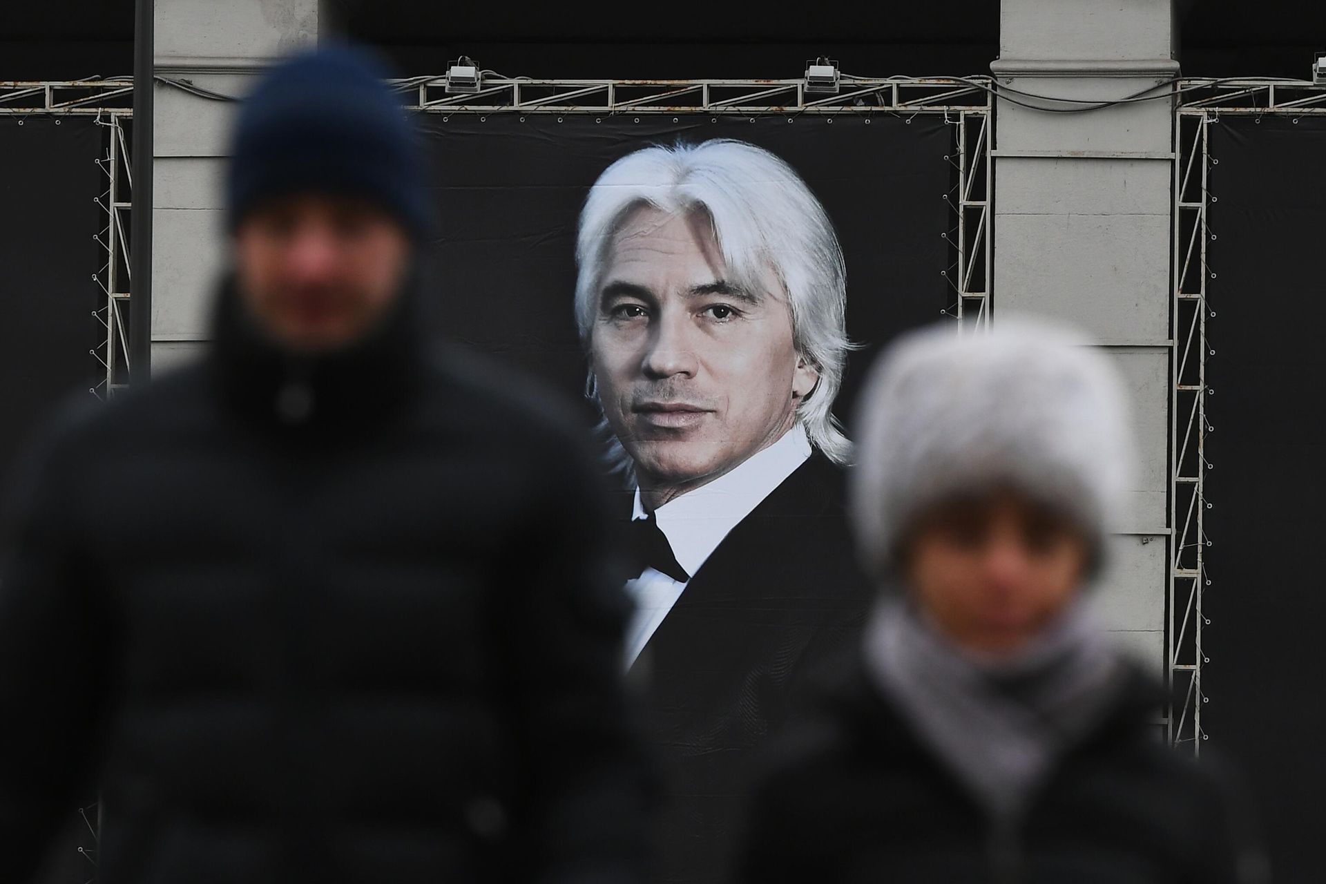 Портрет оперного певца Дмитрия Хворостовского на здании Концертного зала имени П. И. Чайковского в Москве - РИА Новости, 1920, 16.04.2025