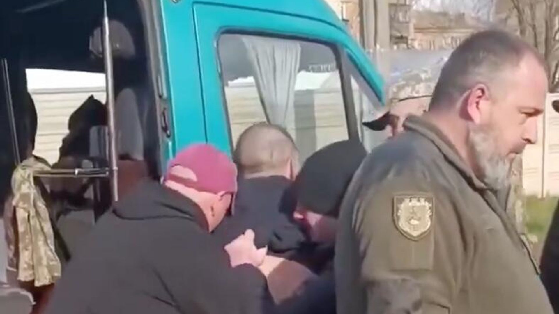 Сотрудники ТЦК Украины заталкивают мужчину в автобус. Кадр видео - РИА Новости, 1920, 02.07.2025
