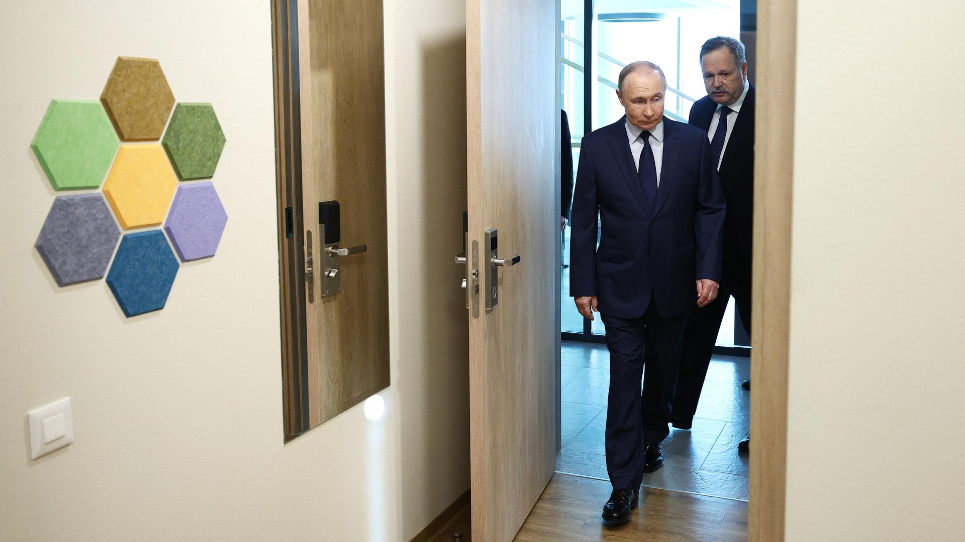 Президент РФ Владимир Путин во время посещения МГТУ им. Н.Э  Баумана. 16 апреля 2025 - РИА Новости, 1920, 16.04.2025