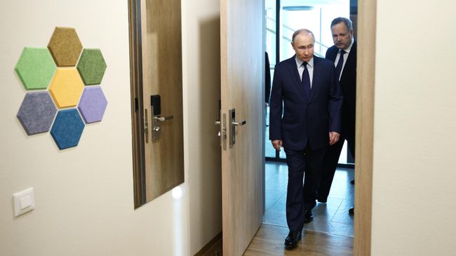 Президент РФ Владимир Путин во время посещения МГТУ им. Н.Э  Баумана. 16 апреля 2025