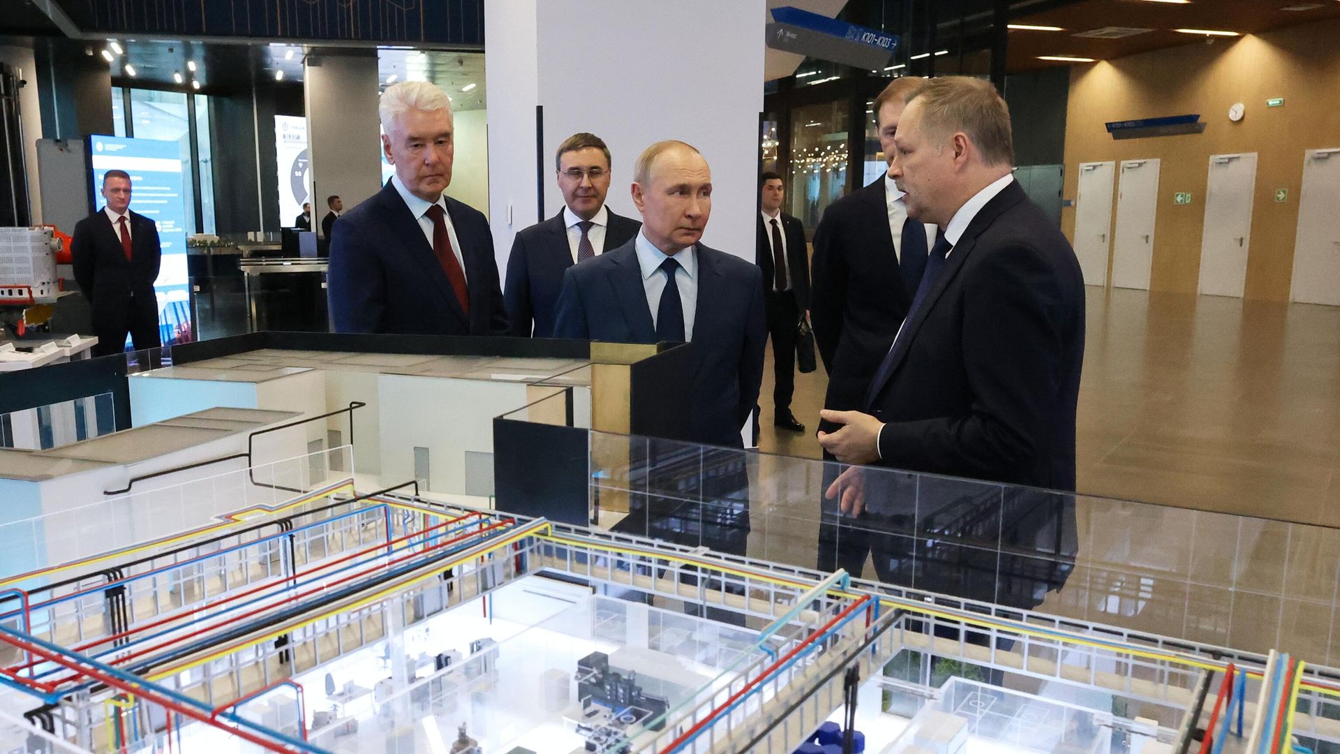 Президент РФ Владимир Путин во время посещения МГТУ им. Н.Э Баумана Президент РФ Владимир Путин во время посещения МГТУ им. Н.Э Баумана - РИА Новости, 1920, 16.04.2025