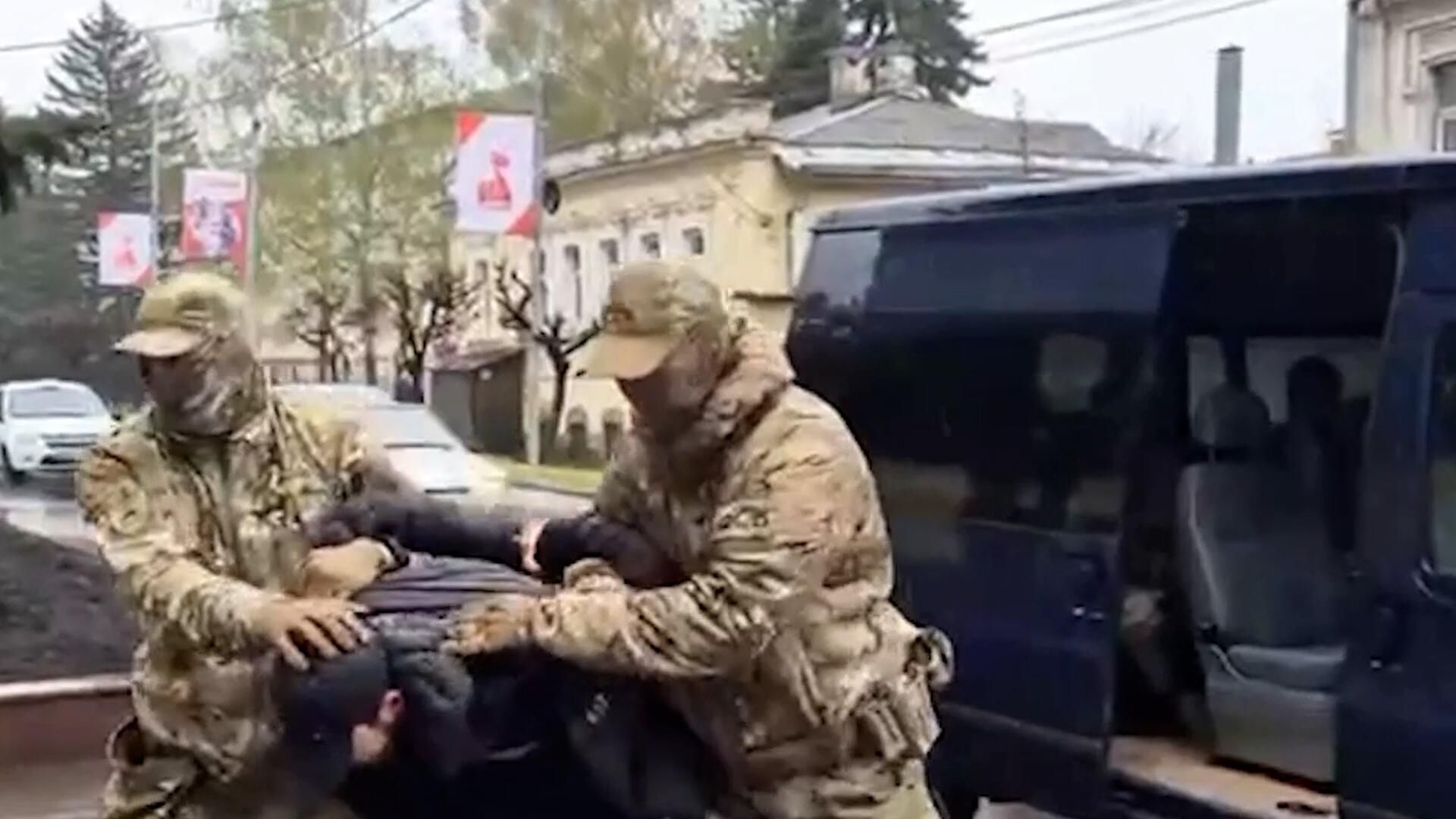 Кадры задержания выходца из Центральной Азии, готовившего теракт в Пятигорске - РИА Новости, 1920, 16.04.2025