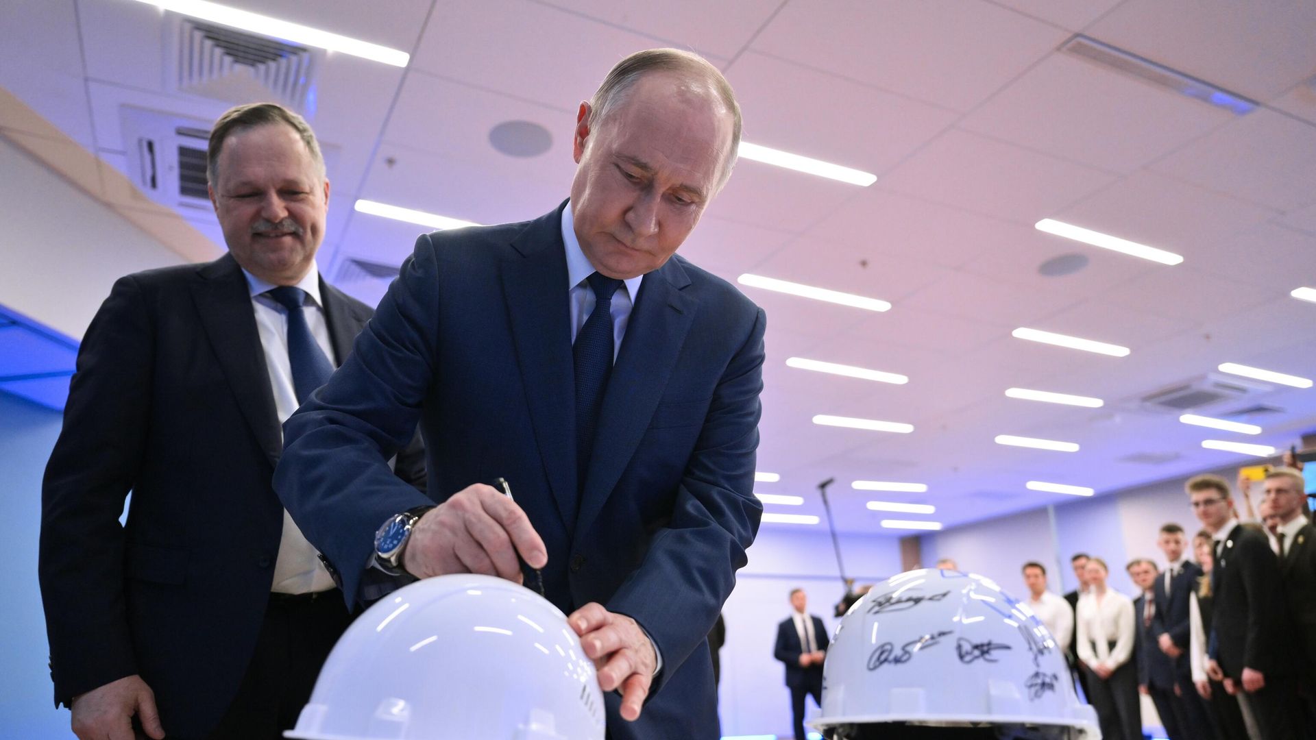 Президент России Владимир Путин оставляет на строительной каске памятную надпись во время встречи со студентами МГТУ им. Н.Э  Баумана - РИА Новости, 1920, 16.04.2025