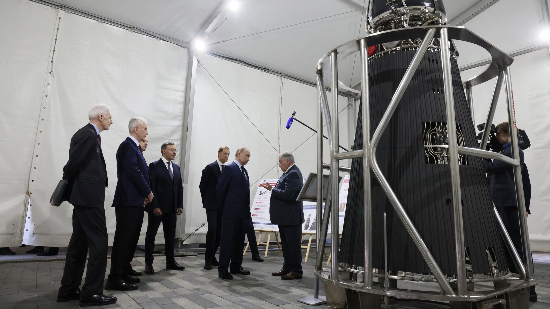 Президент России Владимир Путин во время посещения МГТУ им. Н.Э Баумана - РИА Новости, 1920, 16.04.2025