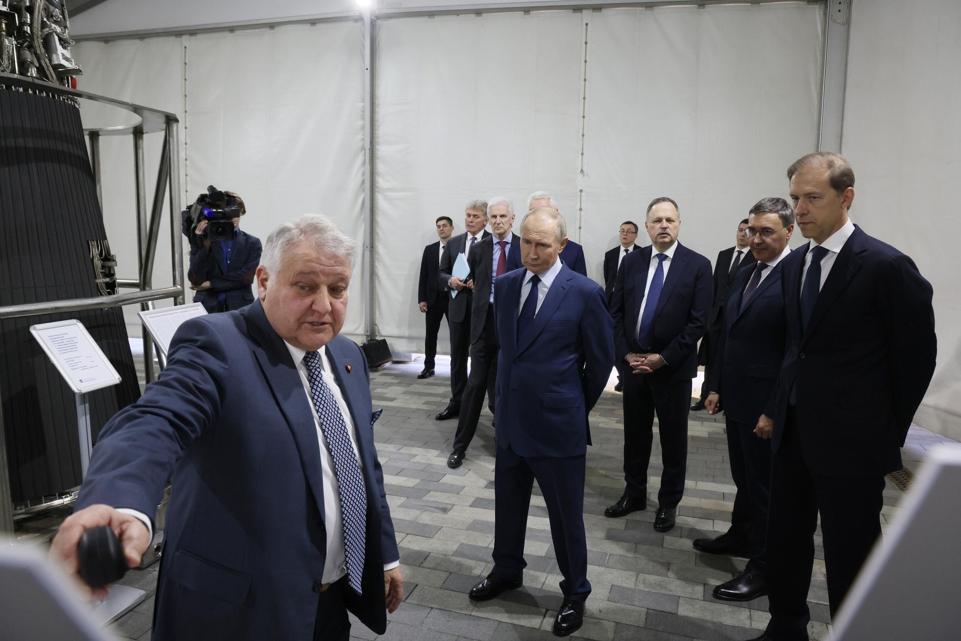 Президент России Владимир Путин во время посещения МГТУ им. Н.Э Баумана Президент России Владимир Путин во время посещения МГТУ им. Н.Э Баумана - РИА Новости, 1920, 22.09.2026