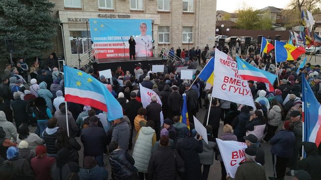Участники митинга в поддержку главы Гагаузии Евгении Гуцул в Комрате