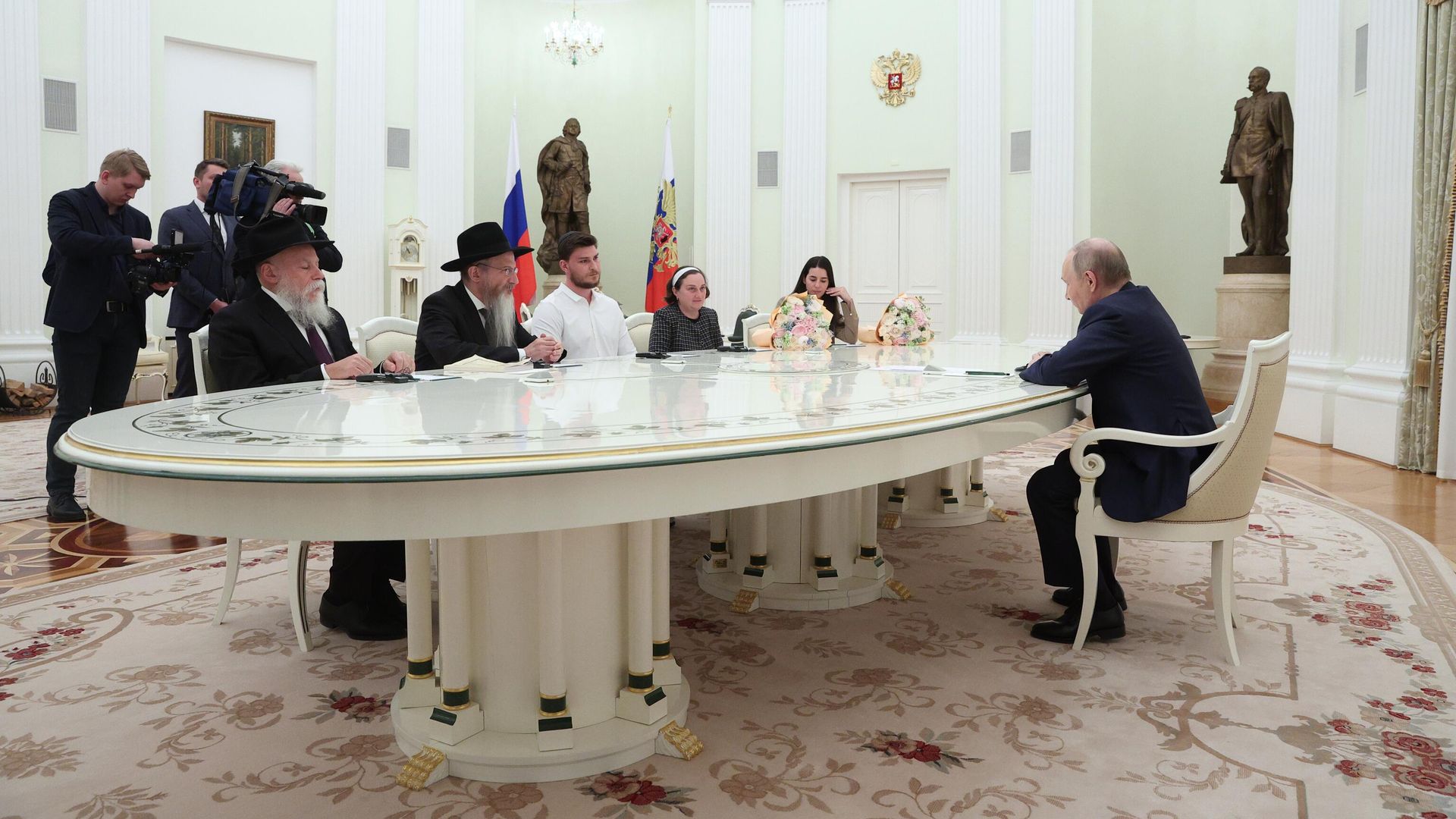 Президент РФ Владимир Путин во время встречи с бывшими заложниками ХАМАС Александром и Еленой Труфановыми и Сапир Коэн. 16 апреля 2025 Президент РФ Владимир Путин во время встречи с бывшими заложниками ХАМАС Александром и Еленой Труфановыми и Сапир Коэн. 16 апреля 2025 - РИА Новости, 1920, 16.04.2025