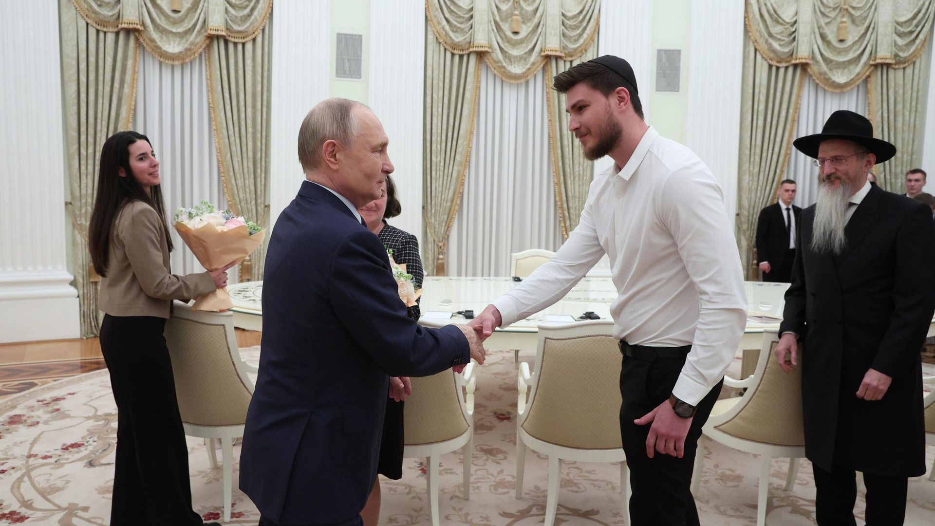 Президент РФ Владимир Путин и бывший заложник ХАМАС Александр Труфанов во время встречи. 16 апреля 2025 Президент РФ Владимир Путин и бывший заложник ХАМАС Александр Труфанов во время встречи. 16 апреля 2025 - РИА Новости, 1920, 16.04.2025