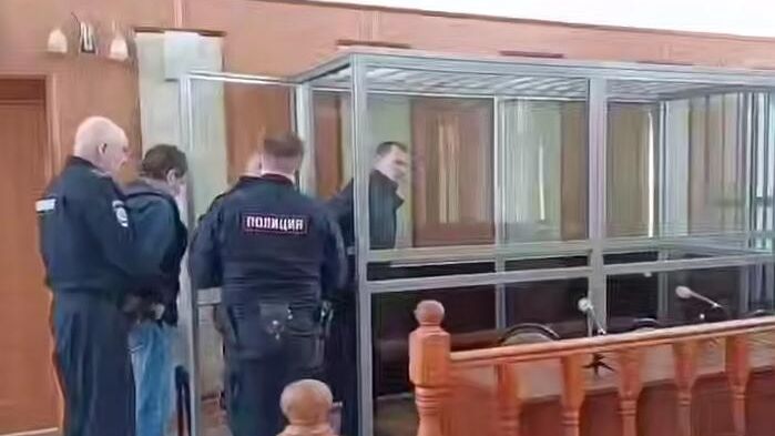 Двое мужчин, убивших семью из 5 человек 30 лет назад, в зале суда Двое мужчин, убивших семью из 5 человек 30 лет назад, в зале суда - РИА Новости, 1920, 17.04.2025