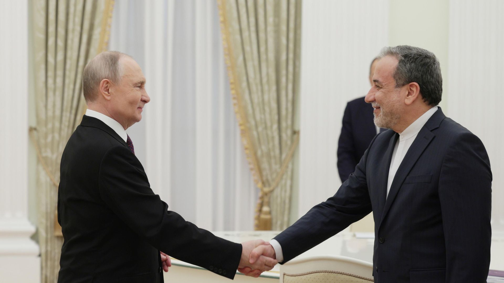 Президент Владимир Путин и глава МИД Ирана Аббас Аракчи во время встречи в Москве - РИА Новости, 1920, 18.04.2025