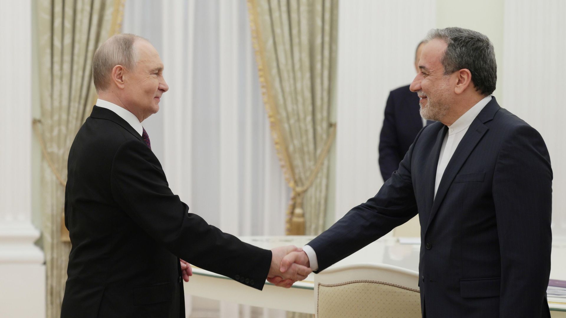 Президент РФ Владимир Путин и министр иностранных дел Ирана Аббас Аракчи во время встречи в Москве Президент РФ Владимир Путин и министр иностранных дел Ирана Аббас Аракчи во время встречи в Москве - РИА Новости, 1920, 06.05.2025