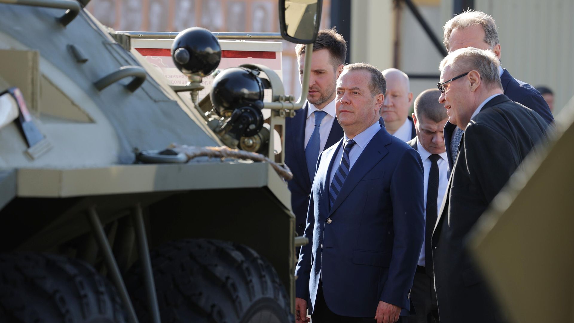 Заместитель председателя Совета безопасности РФ Дмитрий Медведев посещает 81-й бронетанковый ремонтный завод в Армавире. 17 апреля 2025 - РИА Новости, 1920, 17.04.2025