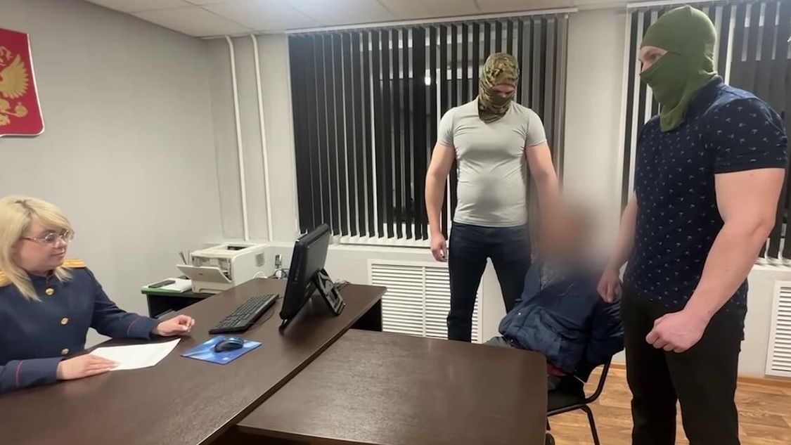 Мужчина, задержанный по подозрению в истязании семилетнего сына в Канске Мужчина, задержанный по подозрению в истязании семилетнего сына в Канске - РИА Новости, 1920, 18.04.2025