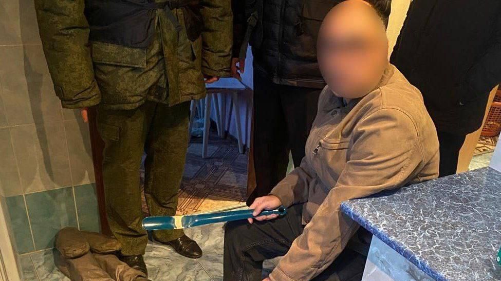 Задержание подозреваемого в убийстве матери и ребенка на территории Серова в Свердловской области Задержание подозреваемого в убийстве матери и ребенка на территории Серова в Свердловской области - РИА Новости, 1920, 18.04.2025