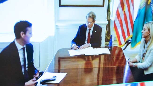 Министр финансов США Скотт Бессант подписывает меморандум, подтверждающий намерение заключить соглашение о полезных ископаемых между США и Украиной
