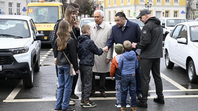 Руденя передал новые автомобили многодетным семьям и учреждениям Руденя передал новые автомобили многодетным семьям и учреждениям