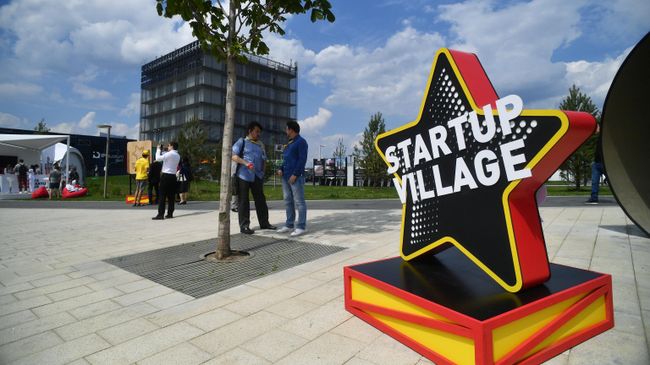 Посетители на Международной конференции Startup Village в инновационном центре Сколково в Москве