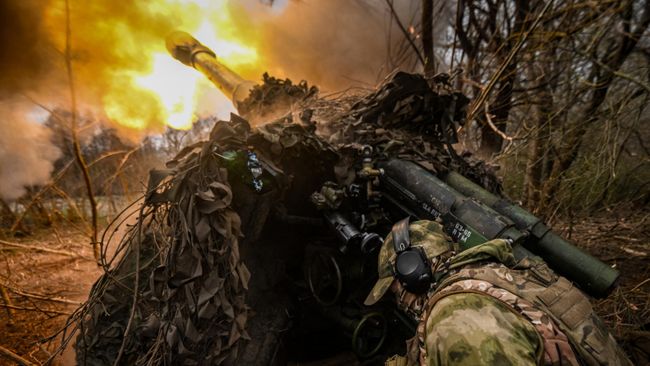 Боец артиллерийского расчета пушки-гаубицы Д-20 в зоне СВО