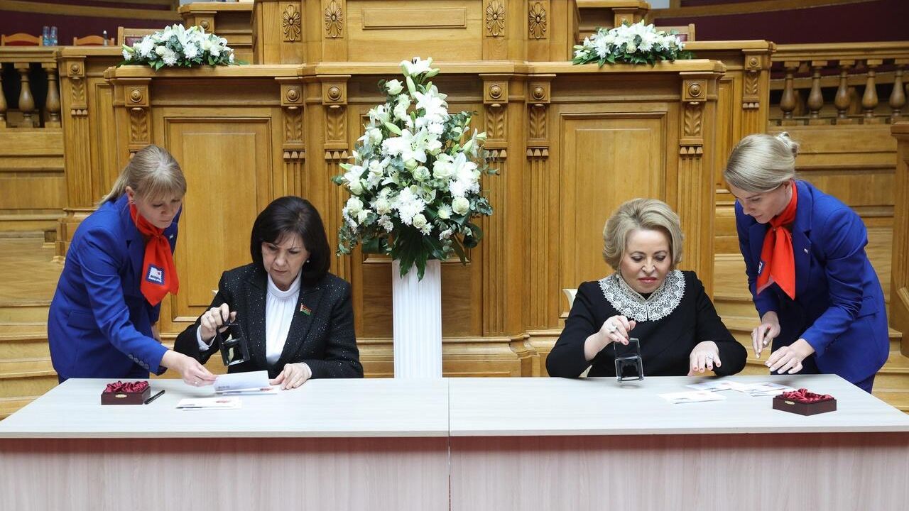 Валентина Матвиенко и Наталья Кочанова Валентина Матвиенко и Наталья Кочанова - РИА Новости, 1920, 26.02.2026