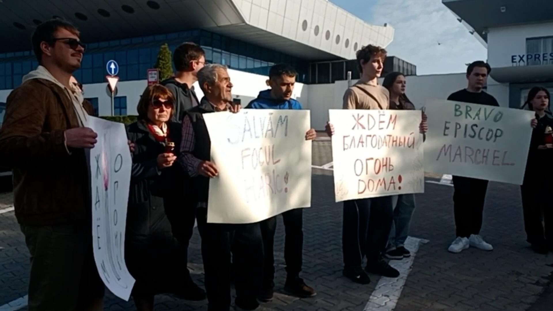 Пикет в аэропорту Кишинева в поддержку архиепископа Маркелла Пикет в аэропорту Кишинева в поддержку архиепископа Маркелла - РИА Новости, 1920, 18.04.2025