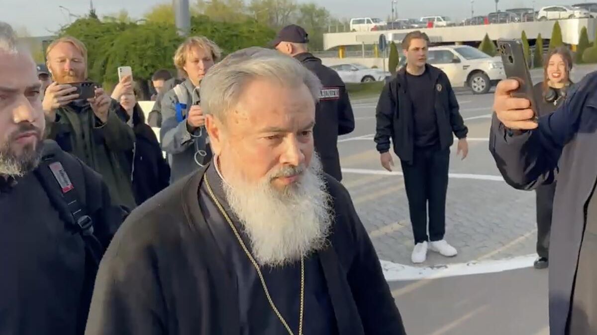 Архиепископ Бельцкий и Фалештский Маркелл в международном аэропорту Кишинева Архиепископ Бельцкий и Фалештский Маркелл в международном аэропорту Кишинева - РИА Новости, 1920, 18.04.2025