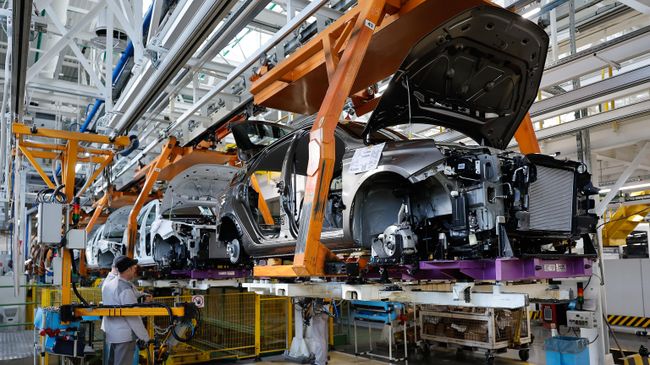 Производство автомобилей ЛАДА на заводе российского автопроизводителя АвтоВАЗ