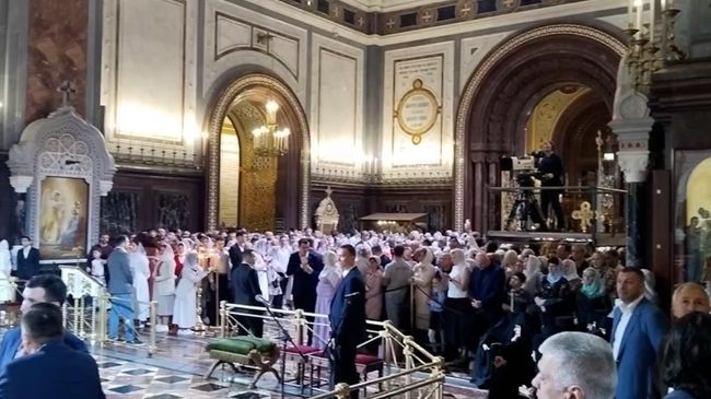 Тысячи человек на ночном пасхальном богослужении в храме Христа Спасителя