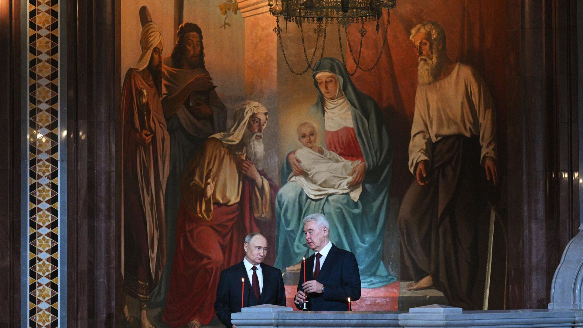 Президент РФ Владимир Путин и мэр Москвы Сергей Собянин (справа) на праздничном Пасхальном богослужении в храме Христа Спасителя в Москве Президент РФ Владимир Путин и мэр Москвы Сергей Собянин (справа) на праздничном Пасхальном богослужении в храме Христа Спасителя в Москве - РИА Новости, 1920, 20.04.2025