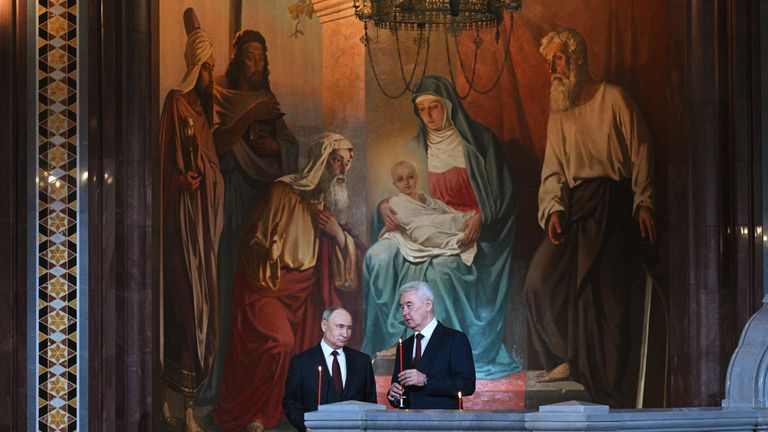 Президент России Владимир Путин и мэр Москвы Сергей Собянин на праздничном Пасхальном богослужении в храме Христа Спасителя в Москве Президент России Владимир Путин и мэр Москвы Сергей Собянин на праздничном Пасхальном богослужении в храме Христа Спасителя в Москве