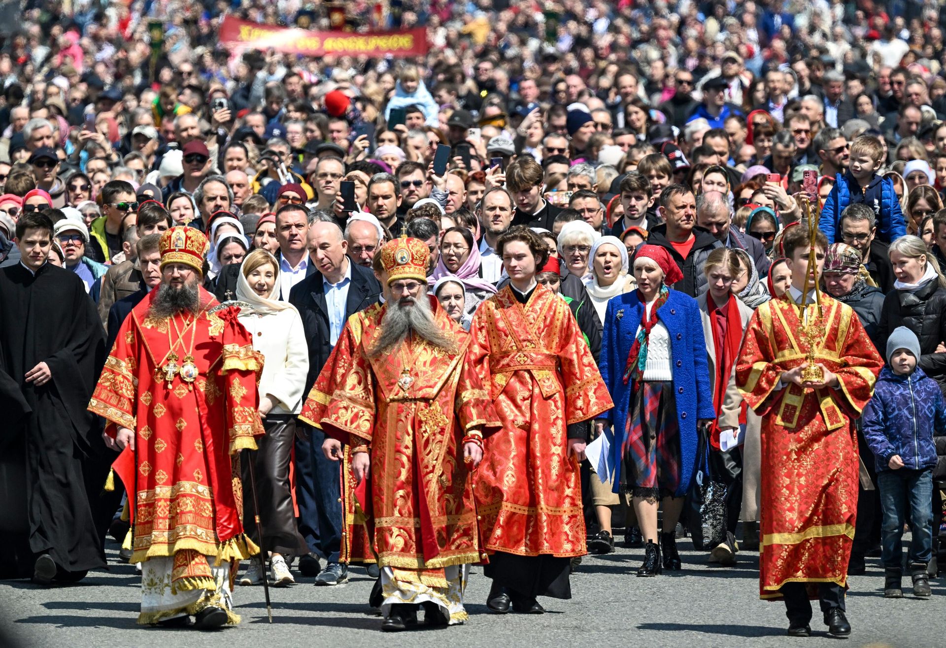 Верующие и священнослужители во время пасхального крестного хода во Владивостоке Верующие и священнослужители во время пасхального крестного хода во Владивостоке - РИА Новости, 1920, 09.07.2025