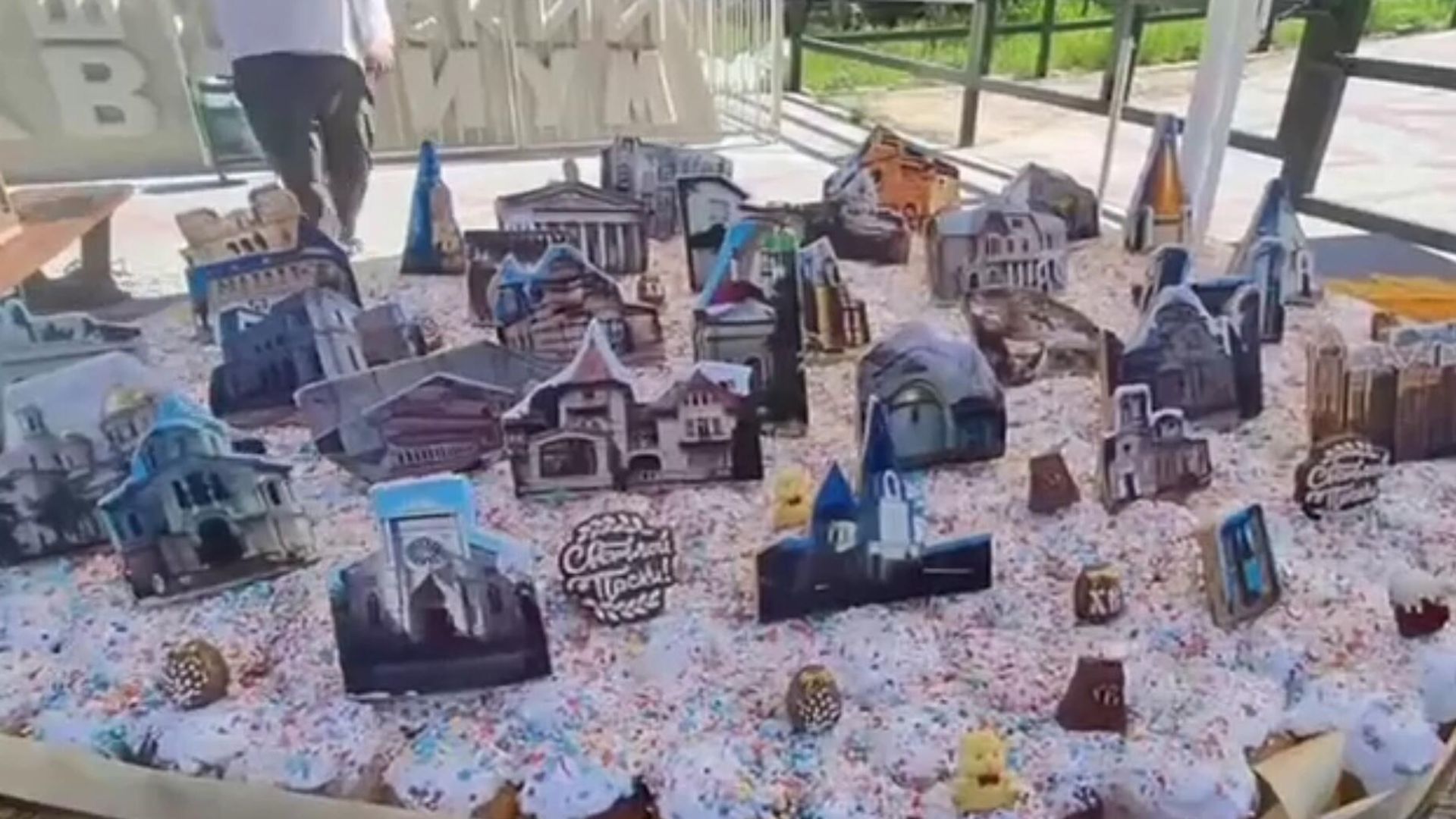 В Крыму испекли гигантский кулич с изображениями достопримечательностей полуострова. Кадр видео В Крыму испекли гигантский кулич с изображениями достопримечательностей полуострова. Кадр видео - РИА Новости, 1920, 20.04.2025